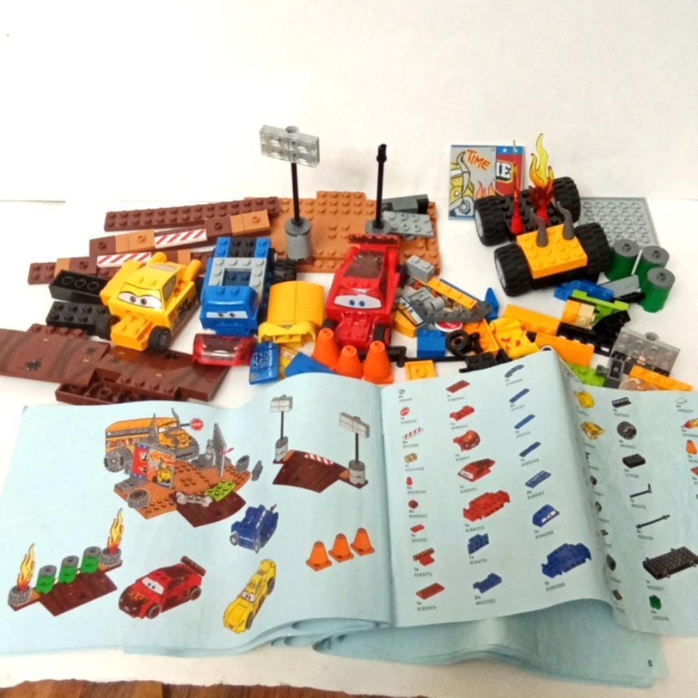 LEGO juniors Disney Car 3 Thander Hollow Crzy Race LOGO